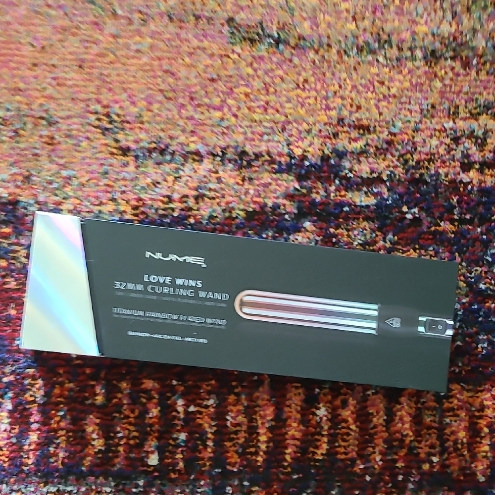 NuMe Love Wins Curling Wand - Black and Silver
